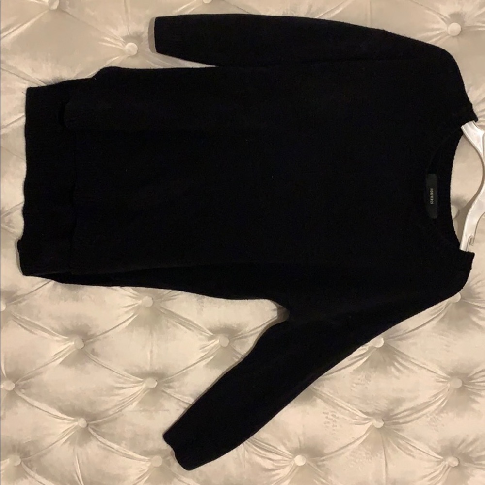 Quarter sleeve sweater